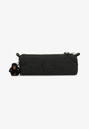 Trousse noire en tissu léger avec une finition texturée, portant un logo circulaire et un charme en forme de singe accroché à la fermeture éclair.