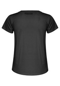 Tricou negru cu mânecă scurtă, guler rotund, textură netedă și un tiv ușor curbat. Fără modele sau accente vizibile.