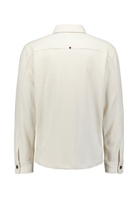 Witte textuur langemouwen shirt met knoop manchetten en een kleine knoopdetail gecentreerd op de bovenrug onder de kraag.