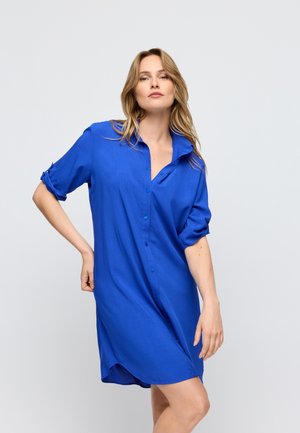 Blauw overhemdjurk met korte opgerolde mouwen, een kraag en een losse pasvorm. Gladde stoftextuur, ontwerp tot over de knie.