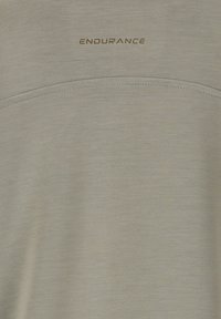 Lichtgrijze sportshirt met een soepele textuur, gebogen naaddetails en het "ENDURANCE" logo in contrasterend goud boven de naad.