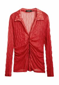 Blouse rouge transparente à manches longues avec col, motif de lignes ondulées verticales et détails froncés à l'avant, taille petite par Desigual.