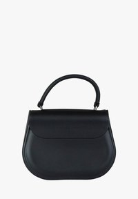 Bolso de cuero negro con una forma curva y estructurada, con cierre de solapa y un asa corta y redondeada. Textura lisa y diseño minimalista.
