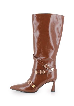 Bota marrón de cuero hasta la rodilla con acabado brillante, punta afilada y dos correas decorativas con hebillas en tono dorado, con tacón de aguja.