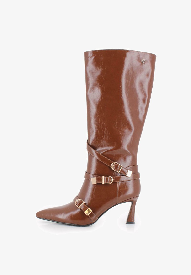 Bota marrón de cuero hasta la rodilla con acabado brillante, punta afilada y dos correas decorativas con hebillas en tono dorado, con tacón de aguja.