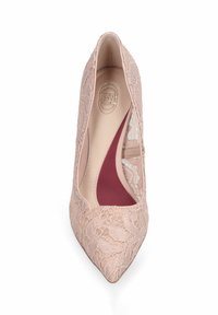 Escarpin rose à bout pointu en dentelle avec une découpe sur le côté intérieur et une semelle intérieure rembourrée avec un logo embossé au niveau du talon.