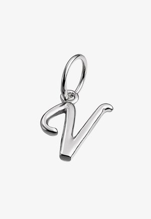 Colgante de plata en forma de la letra "V." Superficie lisa con un acabado pulido y un lazo circular para su sujeción. Diseño minimalista.