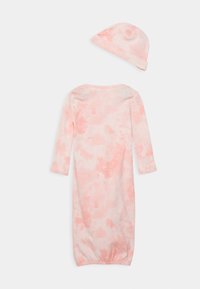 Vestido de bebé com padrão tie-dye rosa, mangas longas e chapéu a condizer. Tecido macio e elástico com bainha franzida e decote arredondado.