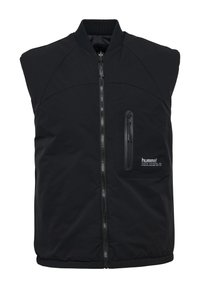 Czarna bezrękawna pikowana kamizelka z przednim zamkiem błyskawicznym, zapinaną na zamek kieszenią na piersi, prążkowanym kołnierzem i logo "hummel" po lewej stronie.
