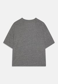 Grå kortærmet T-shirt lavet af blødt stof. Den har en løs pasform, en enkel rund halsudskæring og minimal sømdetaljering på ryggen.