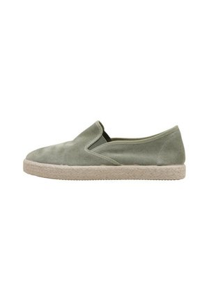 Zapato casual tipo slip-on en ante verde apagado con suela de goma texturizada beige clara, diseño de corte bajo y paneles laterales elásticos para fácil uso.