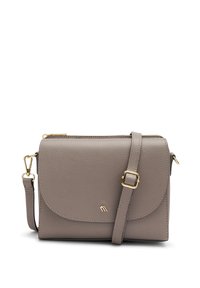 Borsa a tracolla in pelle grigia con chiusura a patta, hardware dorato, tracolla regolabile e superficie texture. Presenta un piccolo dettaglio logo impresso.