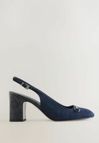 Tume sinine slingback kontsaga, terava ninaga, sametmaterjalist, hõbedase detailiga ja tekstuurse plokknääreiga.