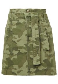 Kamouflage mini kjol i gröna nyanser, tillverkad av bomull. Har ett midjeband, två sidofickor och en rak skärning med en nederkant ovanför knäet.