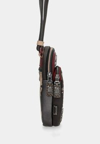 Borsa a tracolla nera e rossa con motivo a fantasie, dotata di due scomparti con zip, realizzata in materiale ecopelle e con dettagli in metallo. Finitura testurizzata.