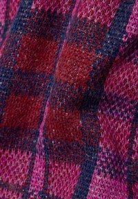 Wollener Stoff in einem Karomuster mit tiefroten, fuchsia-farbenen und marineblauen Farben, weich im Griff und mit sichtbaren Fasern.