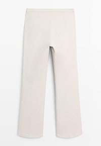 Cremefarbene, gerade geschnittene Hosen mit elastischem Bund, ohne sichtbare Taschen oder Verzierungen, flach auf einem weißen Hintergrund liegend.