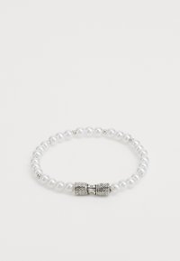 Pärlarmband med växelvis släta och strukturerade runda pärlor, prytt med en central dekorativ silverlås med intrikata mönster.