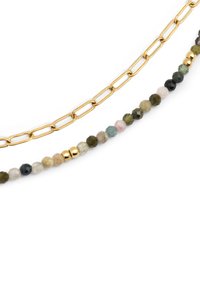 Collana con catena in oro abbinata a una serie di perle di gemme multicolori nei toni verde, rosa e grigio, ogni perla con faccettature.