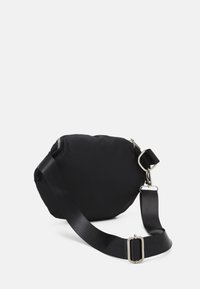 Svart nylon crossover-väska med rundad form, silverdragkedja och justerbar rem. Har en slät yta och metallhardware för detaljer.