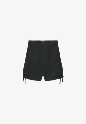 Pantaloncini cargo neri con bottone frontale, passanti per cintura, tasche laterali con patta e coulisse regolabili all'orlo.