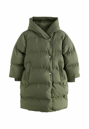 Manteau rembourré vert olive avec capuche, dotée de boutons-pression, de poches latérales et d'un design matelassé pour chaleur et confort.