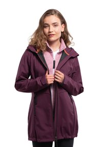 Giacca impermeabile viola con zip frontale, cappuccio regolabile e fodera interna rosa a contrasto; presenta tasche con zip e dettagli testurizzati.