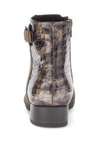 Braune Knöchelstiefel mit Krokodillederstruktur, Wildlederelementen und einer seitlichen Schnalle. Niedriger, quadratischer Absatz mit glatter Oberfläche.