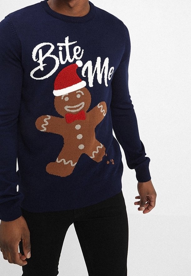 Mörkblå tröja i mjukt stickat material med en pepparkaksgubbe-design som har en röd hatt, fluga och texten "Bite Me" i vitt.
