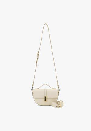 Crème-kleurige leren schoudertas met een ronde klep, gouden hardware en een afneembare schouderband. Gladde textuur met minimale accenten.