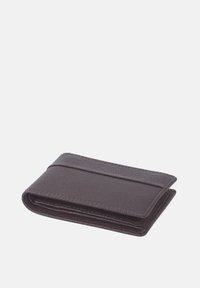 Brun texturerad läderplånbok med en vikdesign, som har ett slätt band och subtila sömnadsdetaljer. Kompakt och praktisk.