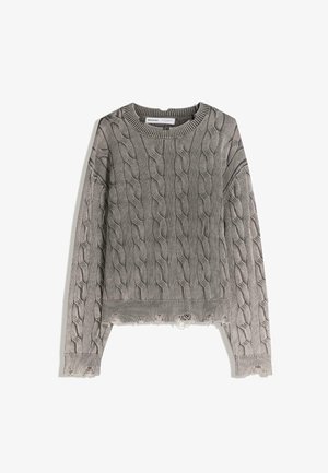 Pull gris en maille torsadée, manches longues, col rond et ourlet ainsi que poignets volontairement usés.