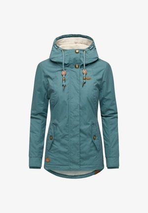 Lys teal vanntett jakke med fleece-fôret hette, dekorative snorer, gullknapper, to sidelommer og en litt lengre bakdel.