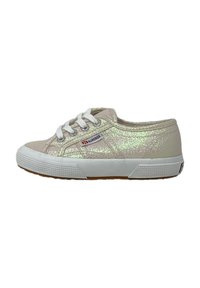 Sneaker beige con finitura glitter iridescente, lacci bianchi, suola in gomma e dettagli testurizzati. Presenta un'etichetta del logo sul lato.