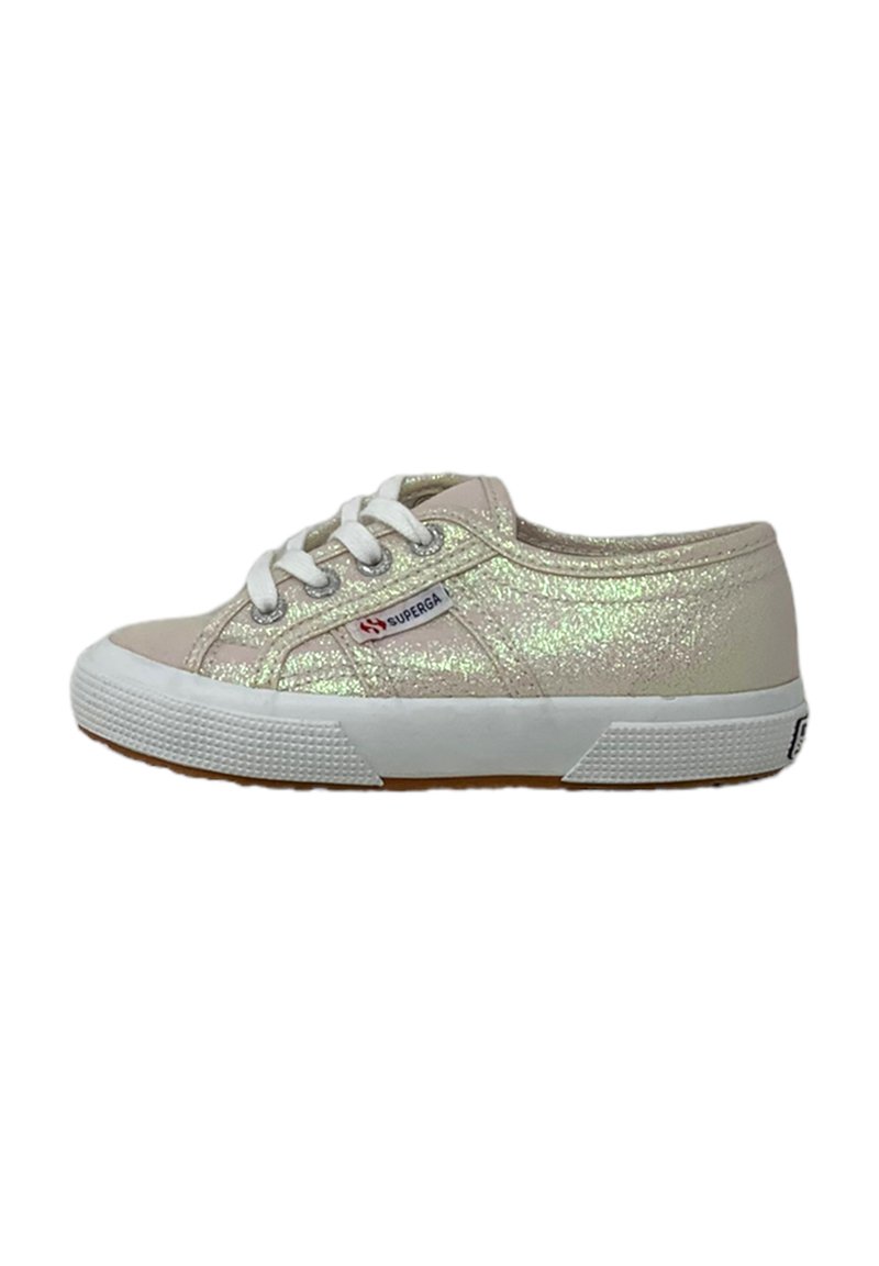 Sneaker beige con finitura glitter iridescente, lacci bianchi, suola in gomma e dettagli testurizzati. Presenta un'etichetta del logo sul lato.