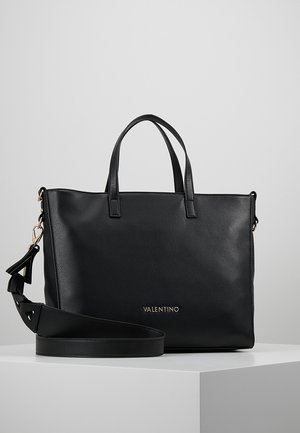 Borsa tote in pelle nera con manici doppi e tracolla staccabile. Presenta una texture liscia e il logo dorato "Valentino" sulla parte frontale.