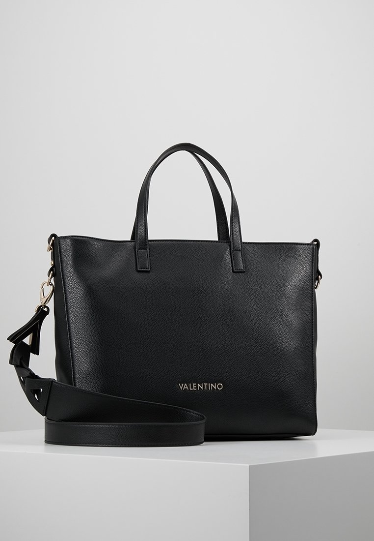 Svart läderväska med dubbla handtag och en avtagbar axelrem. Har en slät yta och en guldfärgad "Valentino"-logotyp på framsidan.