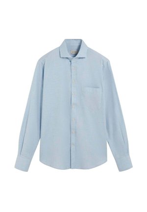 Camisa de manga larga de color azul claro, hecha de una tela suave, con cuello puntiagudo, cierre frontal de botones y un único bolsillo en el pecho.