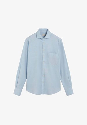 Camisa de manga larga de color azul claro, hecha de una tela suave, con cuello puntiagudo, cierre frontal de botones y un único bolsillo en el pecho.