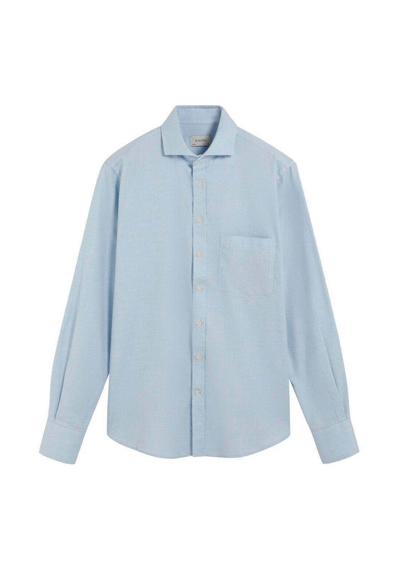 Camisa de manga larga de color azul claro, hecha de una tela suave, con cuello puntiagudo, cierre frontal de botones y un único bolsillo en el pecho.