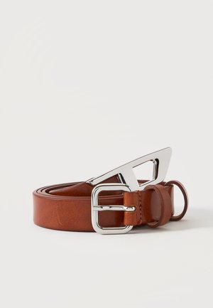 Ceinture en cuir marron roulée avec une boucle rectangulaire argentée brillante et un accent métallique supplémentaire sur un fond uni clair.