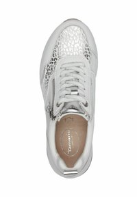 Sneaker bianco con dettagli in stampa leopardo argentata, chiusura con lacci, zip laterale e superficie liscia. Soletta imbottita con logo del brand all'interno.