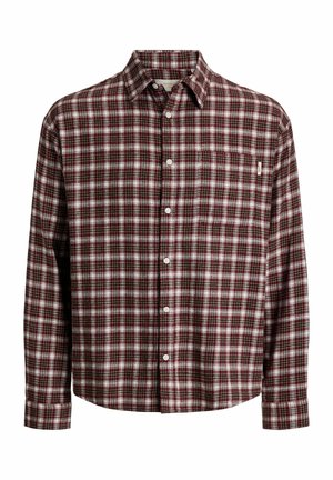Chemise à manches longues boutonnée avec un motif à carreaux rouge, blanc et vert foncé et une poche poitrine sur fond blanc.