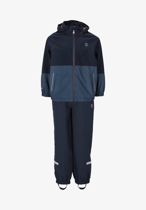 Marineblå regnsæt med hættejakke og matchende bukser. Jakken har et lysblåt panel, elastiske manchetter og reflekterende accenter.