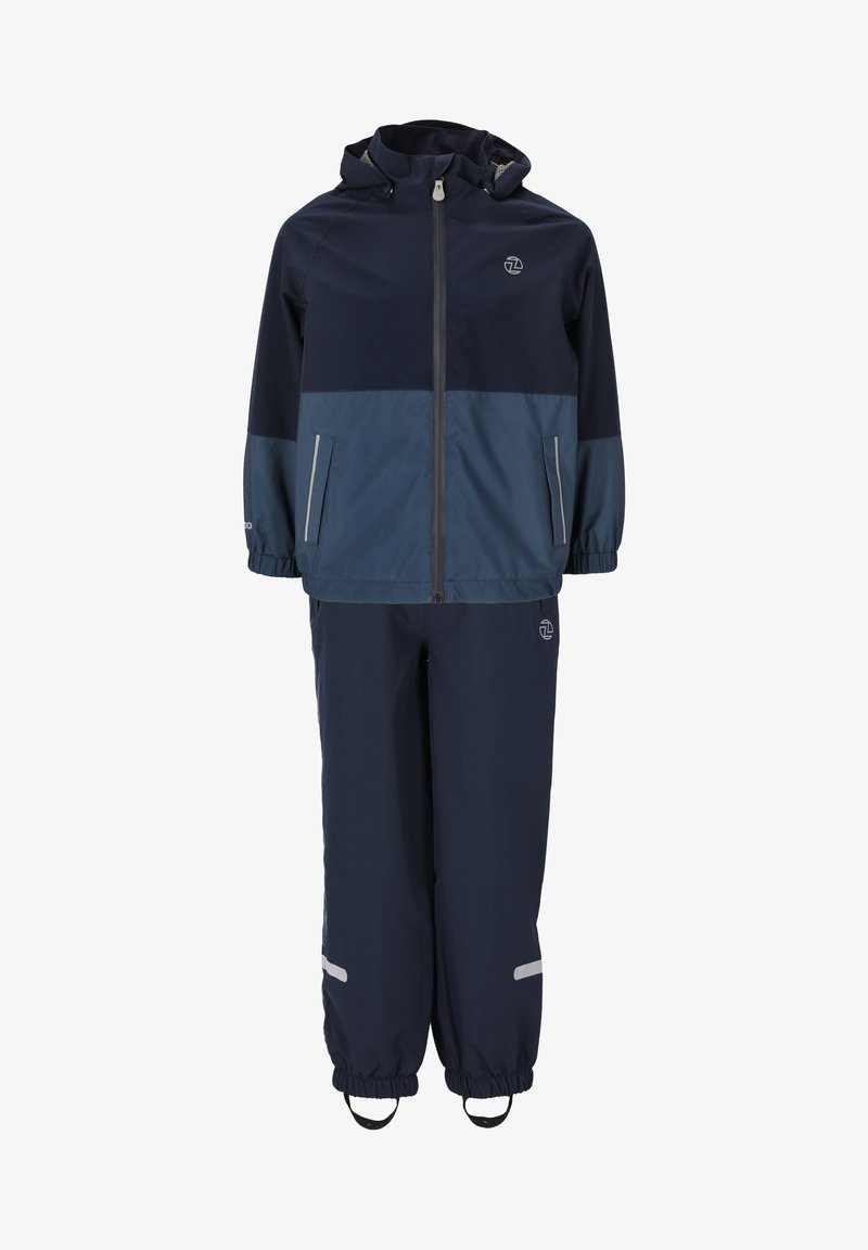 Ensemble de pluie bleu marine comprenant une veste à capuche et un pantalon assorti. La veste possède un panneau bleu clair, des poignets élastiques et des accents réfléchissants.