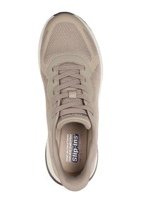 Zapatilla deportiva beige con parte superior de malla transpirable, diseño aerodinámico, plantilla acolchada y suela blanca contrastante. Incluye cordones.