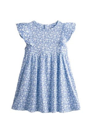 Niebieska sukienka dla malucha z białym kwiatowym wzorem, krótkimi falbankowymi rękawkami i marszczonym stanem, prezentowana na białym tle.