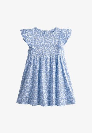 Blå småbørns kjole med hvidt blomsterprint, korte flæseærmer og rynket talje, vist på hvid baggrund.