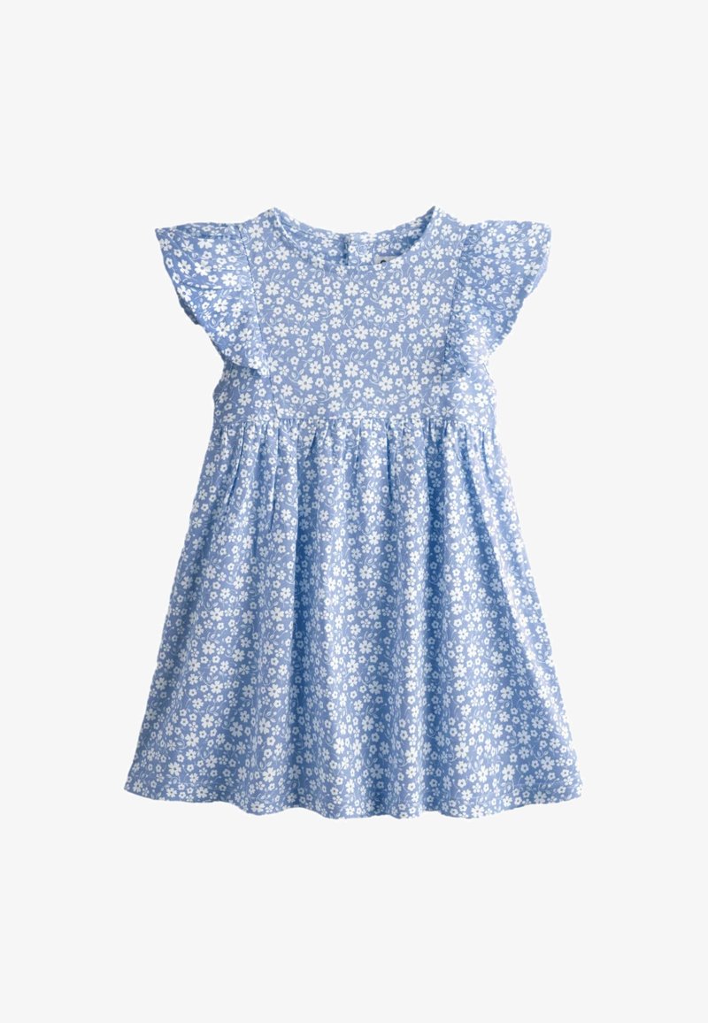 Modré detské šaty s bielym kvetinovým vzorom, krátkymi volánikovými rukávmi a nariaseným pásom, zobrazené na bielom pozadí.