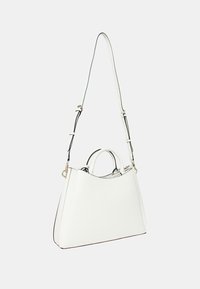 Borsa a mano in pelle bianca con un design strutturato, caratterizzata da una cima arcuata, manici doppi e una tracolla staccabile con dettagli neri.